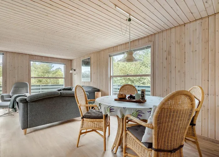 3 Bedroom Beautiful In Casa de Férias Ringkøbing